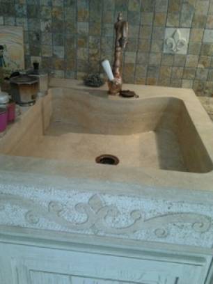 Kitchen in white wood and scabas travertine